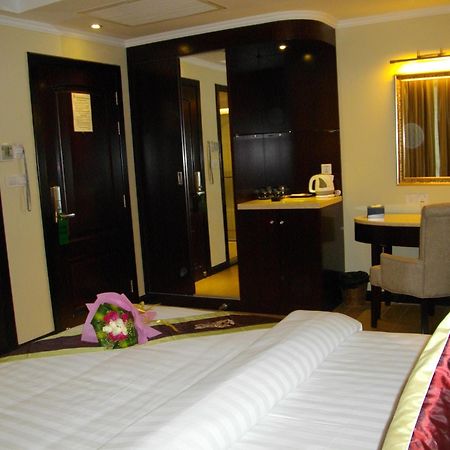 Lux Riverside Hotel & Apartment Phnom Penh Exteriör bild