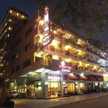 Lux Riverside Hotel & Apartment Phnom Penh Exteriör bild