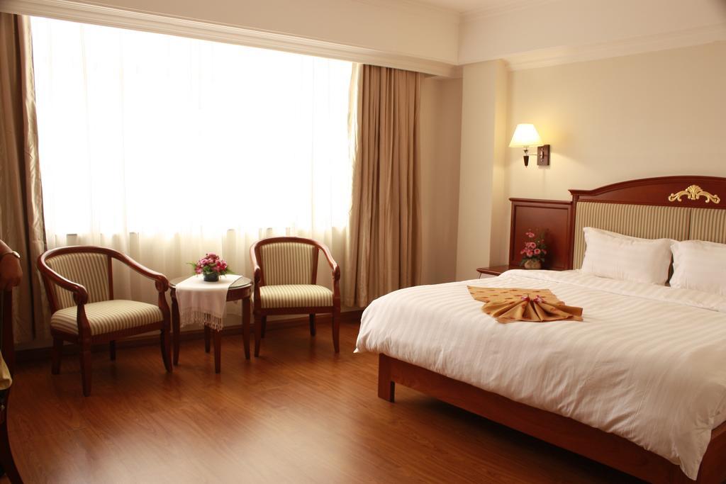 Lux Riverside Hotel & Apartment Phnom Penh Exteriör bild