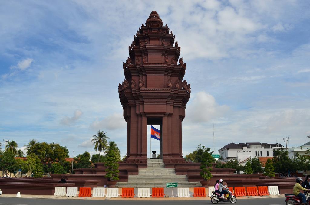 Lux Riverside Hotel & Apartment Phnom Penh Exteriör bild