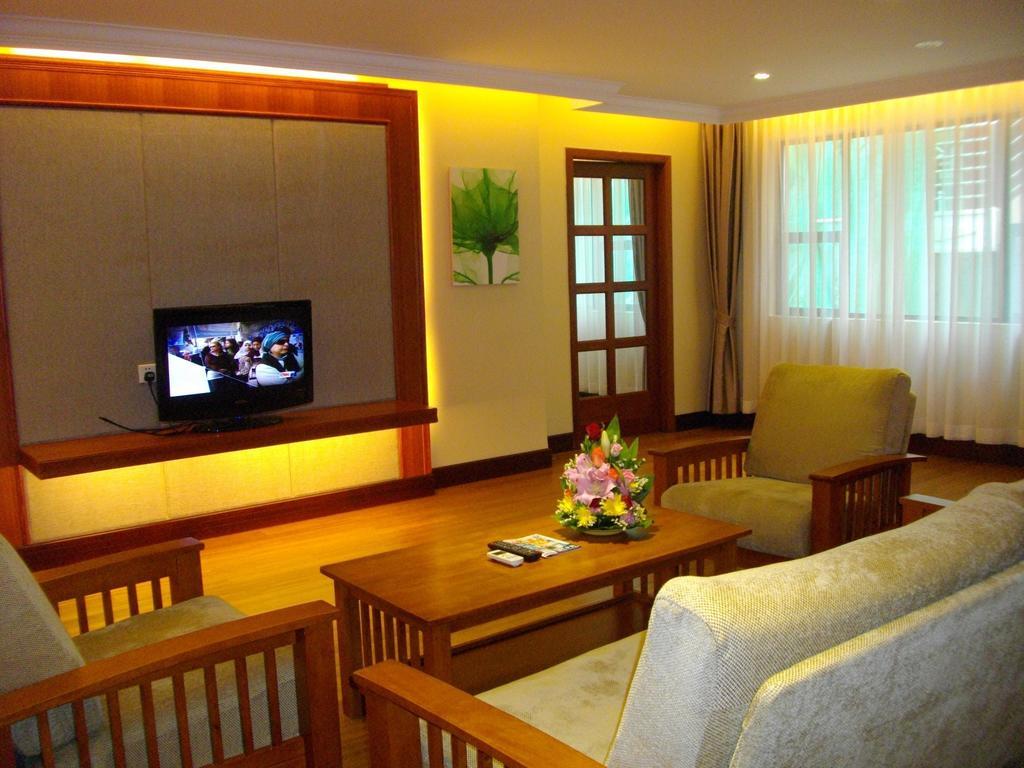 Lux Riverside Hotel & Apartment Phnom Penh Exteriör bild