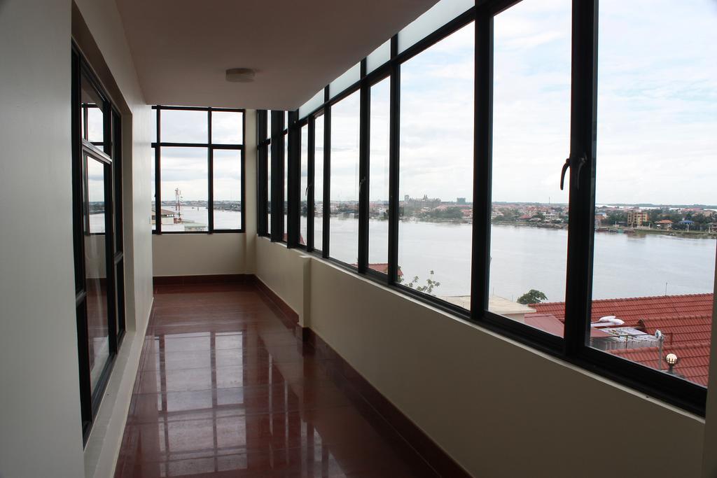 Lux Riverside Hotel & Apartment Phnom Penh Exteriör bild