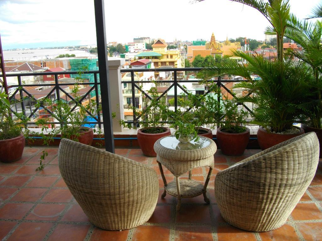 Lux Riverside Hotel & Apartment Phnom Penh Exteriör bild