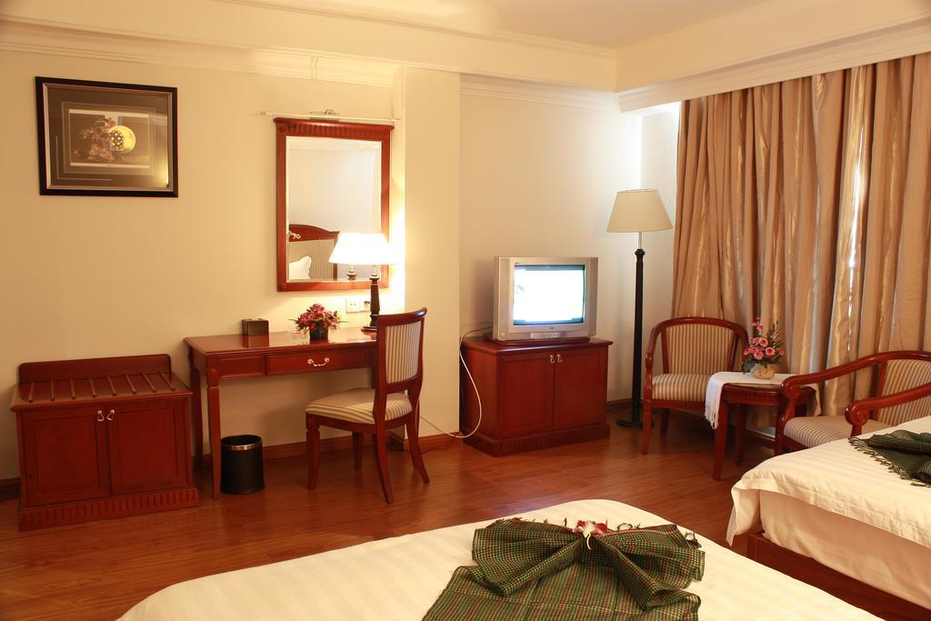 Lux Riverside Hotel & Apartment Phnom Penh Exteriör bild