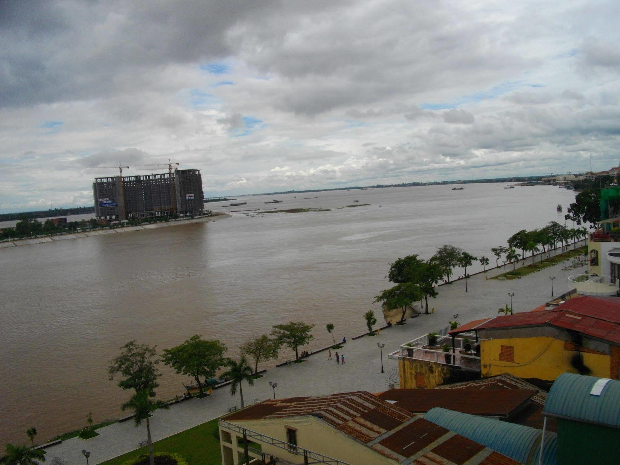 Lux Riverside Hotel & Apartment Phnom Penh Exteriör bild
