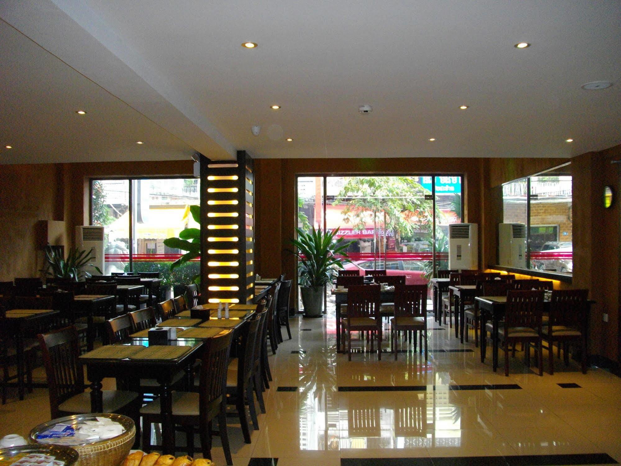 Lux Riverside Hotel & Apartment Phnom Penh Exteriör bild