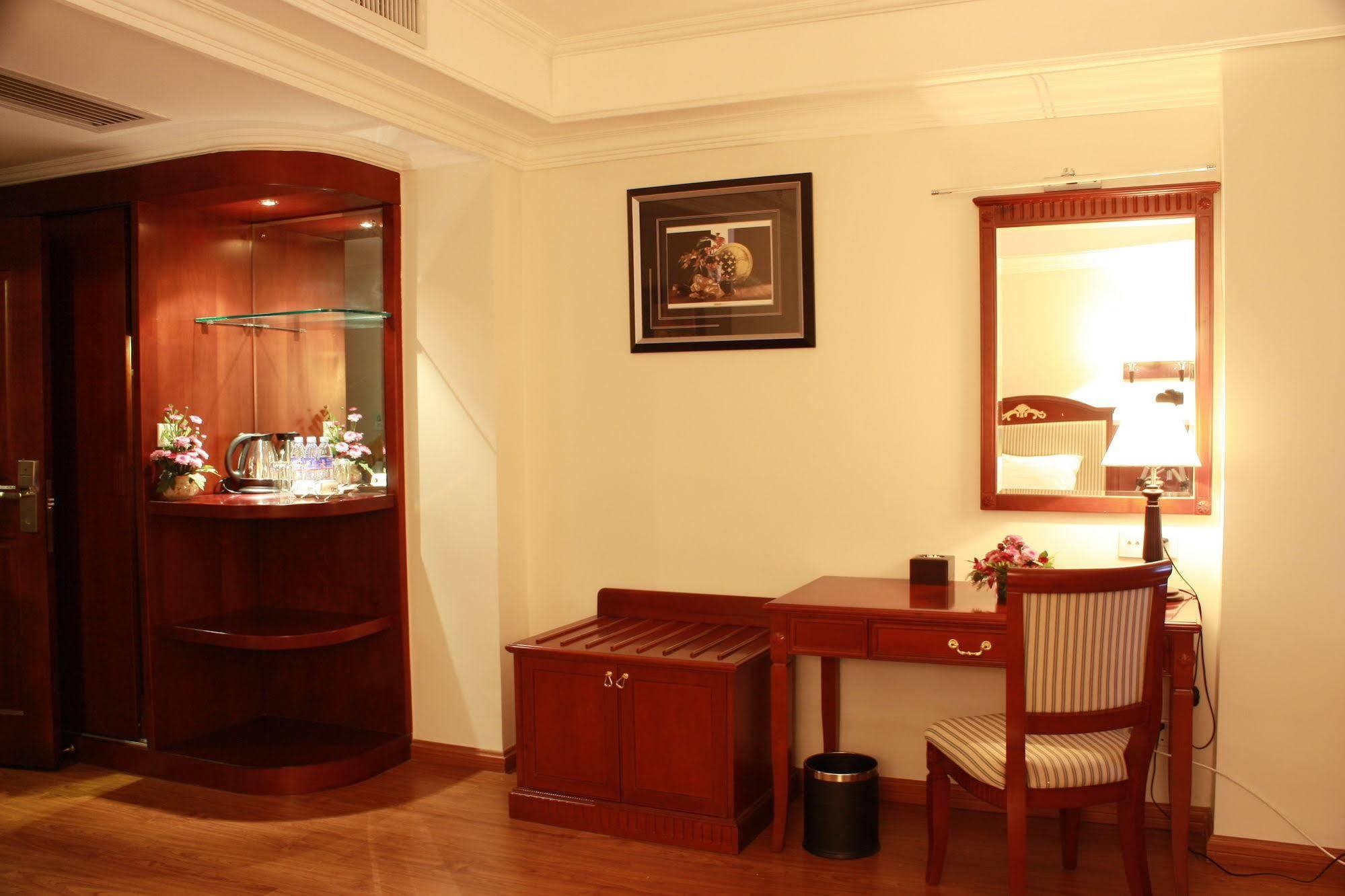 Lux Riverside Hotel & Apartment Phnom Penh Exteriör bild