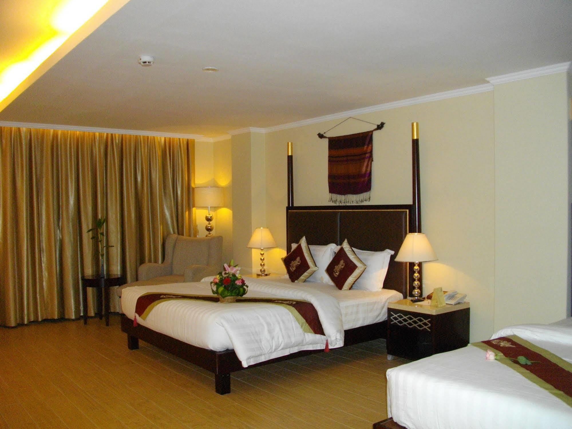 Lux Riverside Hotel & Apartment Phnom Penh Exteriör bild