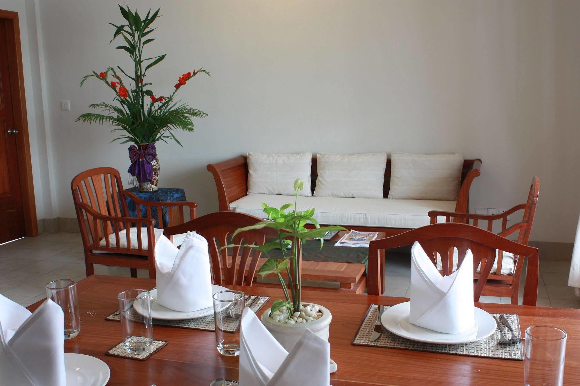 Lux Riverside Hotel & Apartment Phnom Penh Exteriör bild