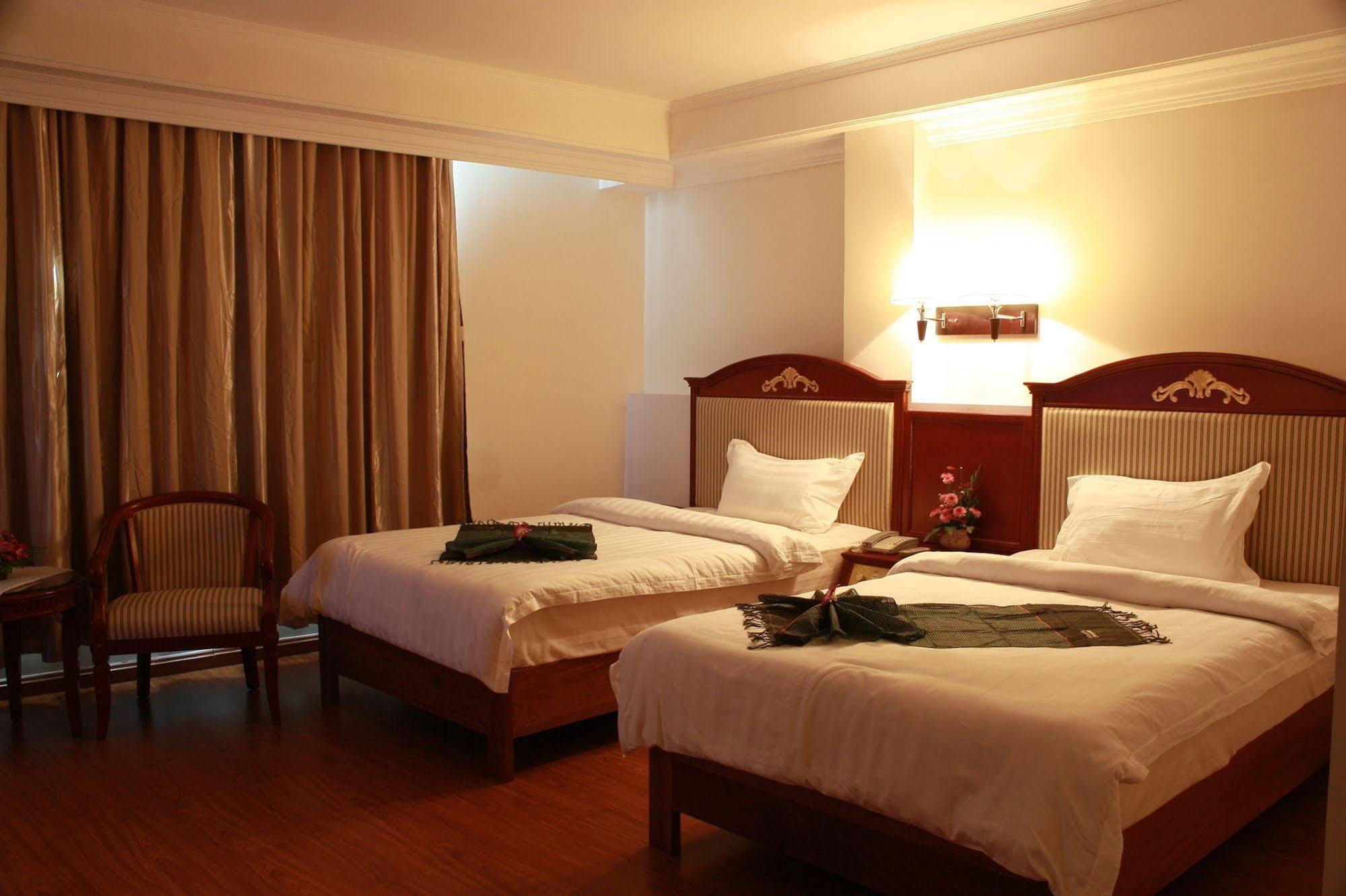 Lux Riverside Hotel & Apartment Phnom Penh Exteriör bild