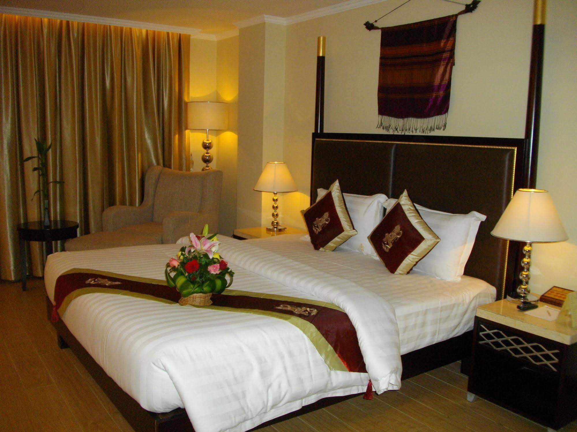 Lux Riverside Hotel & Apartment Phnom Penh Exteriör bild