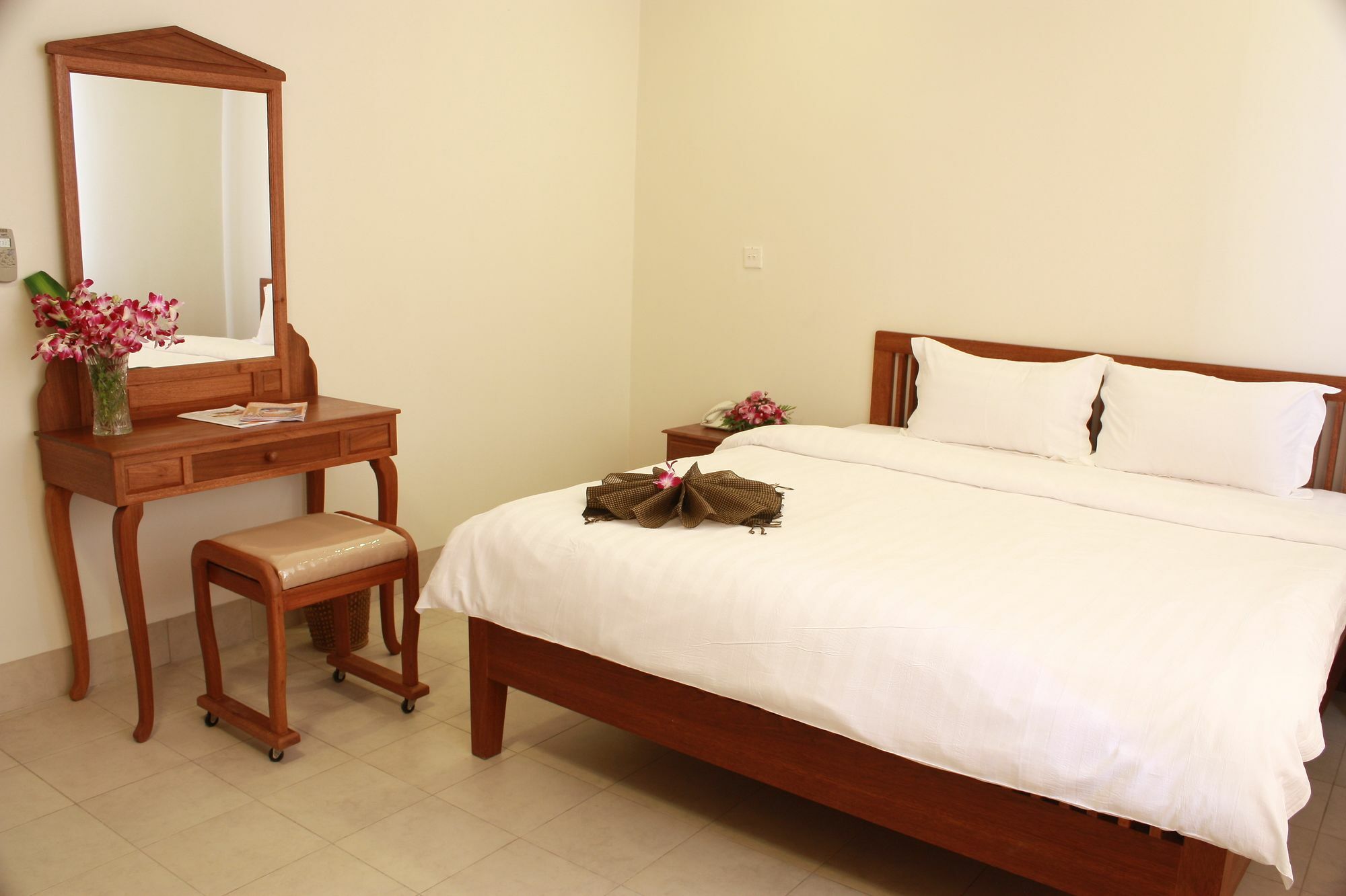 Lux Riverside Hotel & Apartment Phnom Penh Exteriör bild