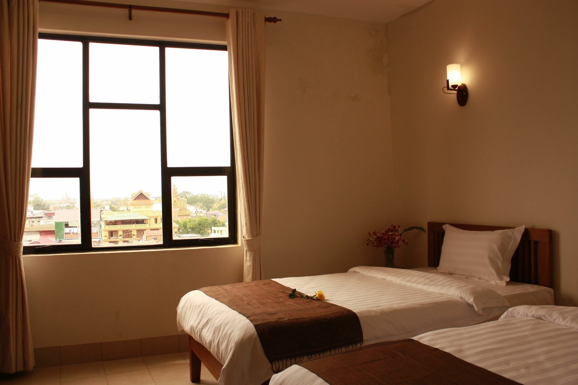 Lux Riverside Hotel & Apartment Phnom Penh Exteriör bild